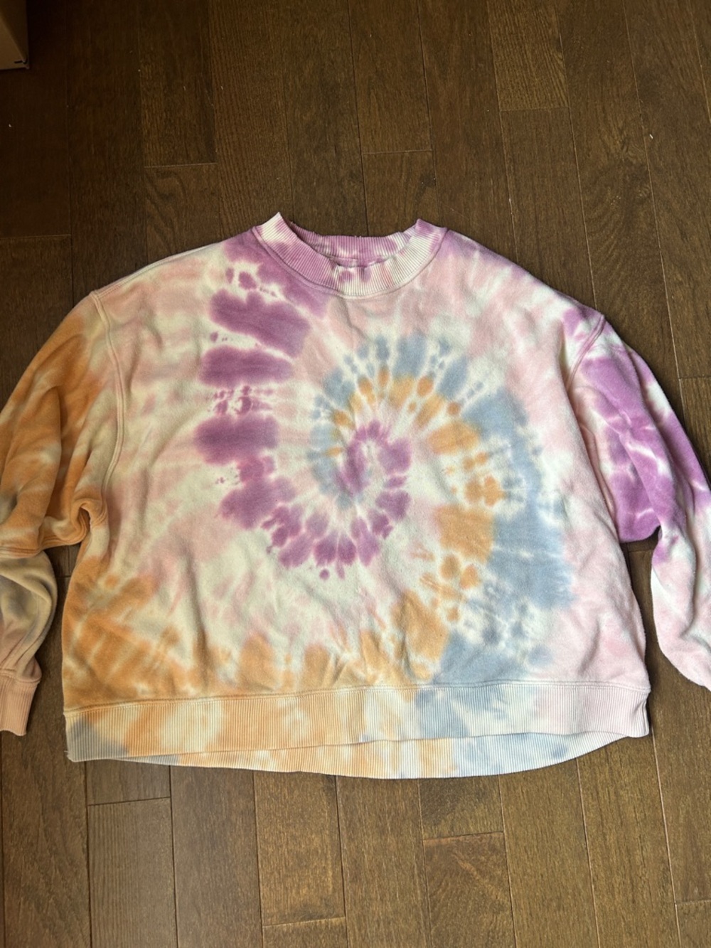 American eagle tie dye crewneck sweatshirt. minor pilling